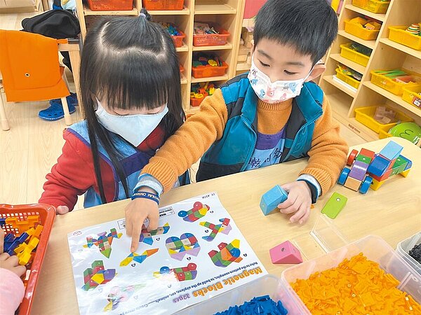 埔墘附幼延長照顧時間,讓不同班別的孩子間互動操作教具,促發班際學習的交流。圖/新北市教育局提供
