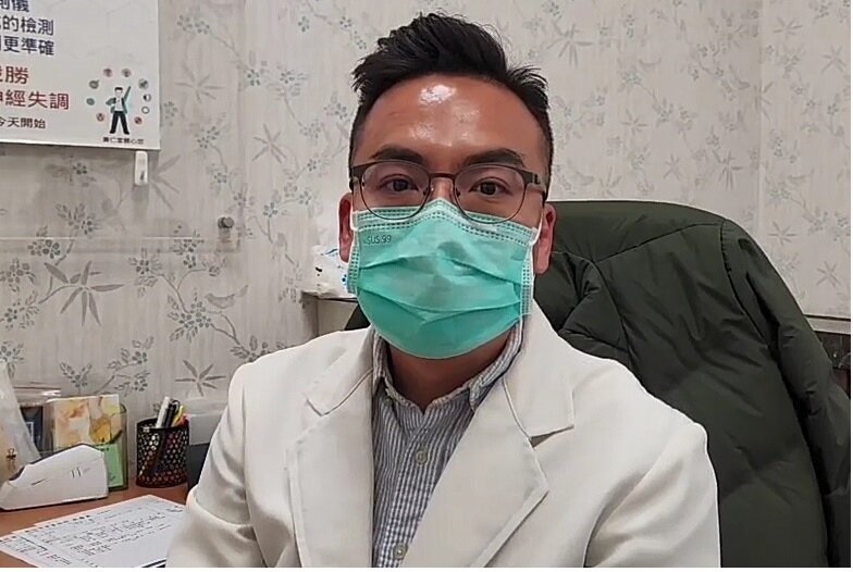 彰化廣仁堂中醫診所醫師張鎧建議民眾在天冷時,下床先保暖頸部頭部。記者林敬家/攝影