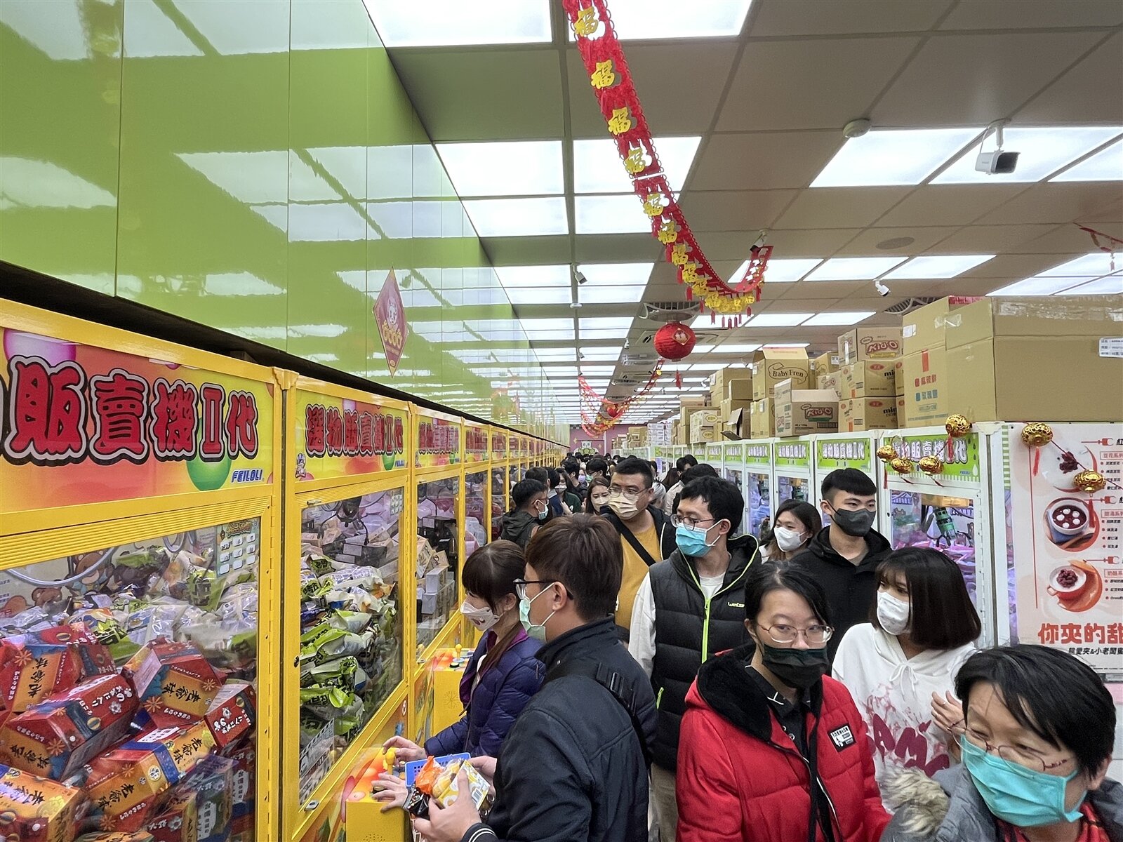 夾娃娃機店逆勢成長,新春期間人潮滿滿。記者李宗祐/攝影
