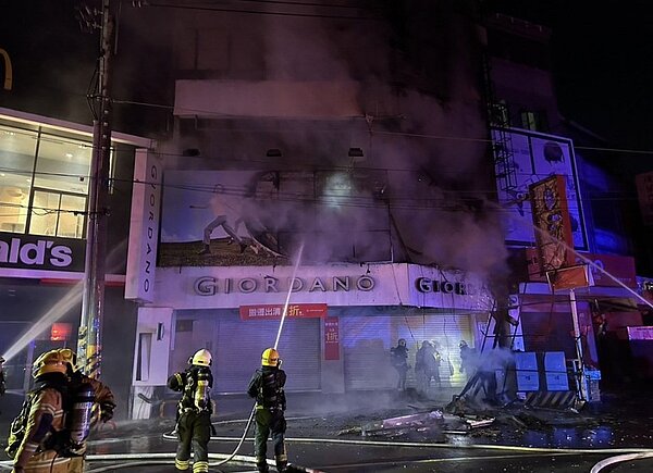 高雄市鳳山區一棟8樓大樓,28日晨4時許傳火警,火煙竄燒,由於1到3樓是連鎖服飾品牌「佐丹奴」,熊熊烈火燃燒,消防員15分鐘後撲滅火勢,幸無人受傷。記者石秀華/翻攝