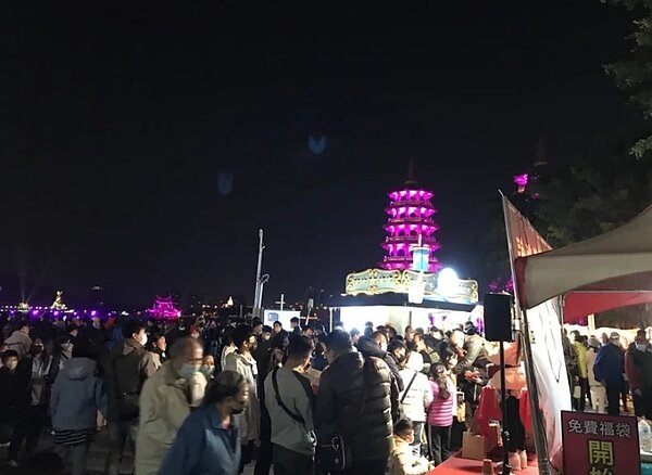 蓮池潭畔在過年期間舉辦市集,入夜後人潮眾多,連走路都很困難。記者徐白櫻/攝影