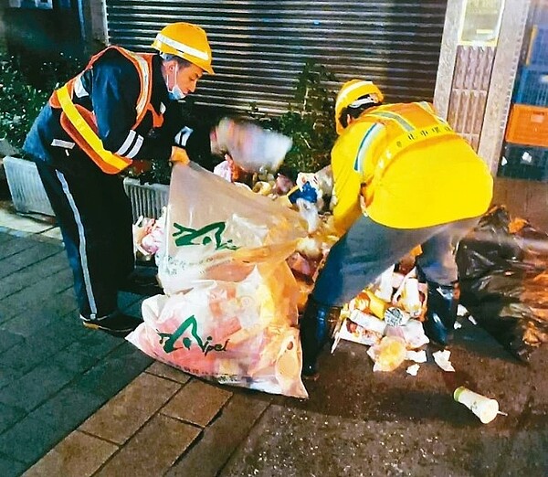 士林夜市過年期間湧人潮，垃圾量隨之增加，清潔人員忙著恢復環境整潔。圖／許立丕提供
