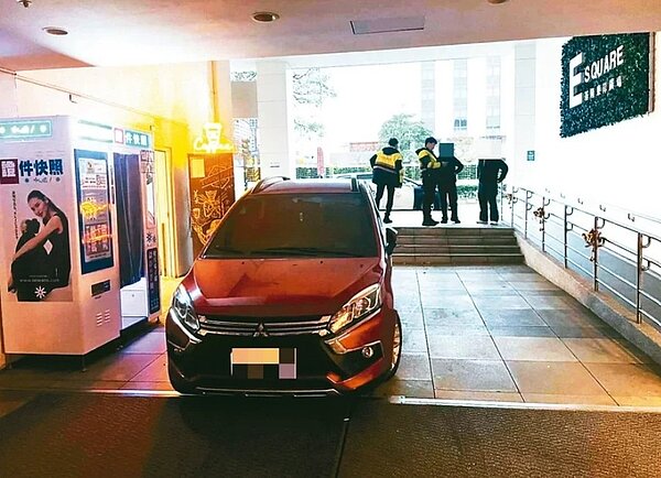 一名遊客誤把人行階梯通道當停車場入口受困卡住。記者游明煌／翻攝
