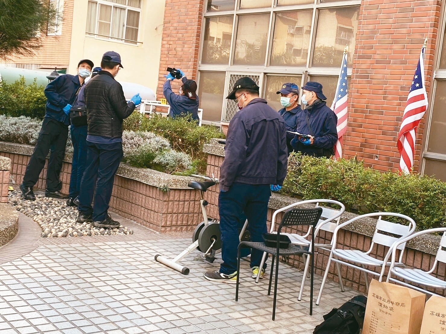 高雄張姓婦人昨疑刺死女室友後墜樓身亡，警方在案發現場採證。記者石秀華／攝影 