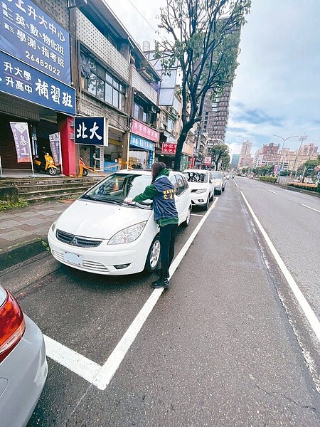 新北市府考量汐止、新店人口增長快速，決定在多處路段規畫設置收費停車格。圖／新北市交通局提供