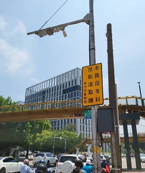 竹市光復、學府路口違規跨越雙白線、汽車占用機車停等區取締976件,是科技執法路段取締王。圖/警方提供