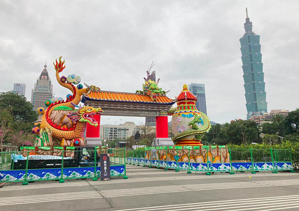 臉書粉專wecare高雄貼出一張國父紀念館靠光復南路側的一座大型花燈照片。圖/擷取自wecare高雄粉專