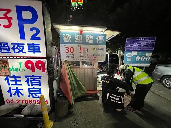 台中市交通局在春節連假期間重點稽查商圈停車場，避免業者趁機哄抬停車費。圖／交通局提供