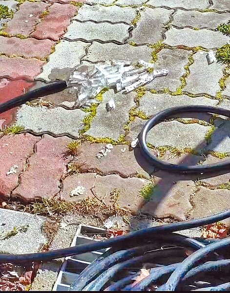 和平警分局勝光派出所的水龍頭一打開,水管噴出一塊塊的冰塊,相當療癒。(和平警分局提供/陳淑娥台中傳真)