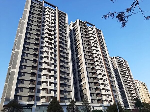 桃園八德三號社宅工期延宕1年多,市府都發局今天表示,八德三號目前已接近完工,預計今年9月入住啟用。圖/桃園市都發局提供