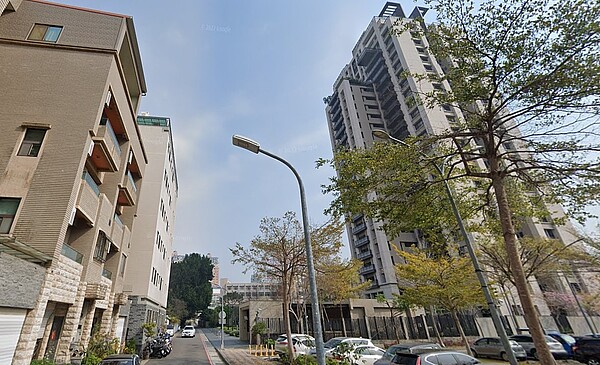 台中這區4房新屋產品缺!竟出現「這種怪象」 去(2022)年台中北區罕見出現一筆四房大樓物件加價千萬元搶購買的案例,北區四房新屋數量出現短缺,當地自主買盤比例高。圖/google map