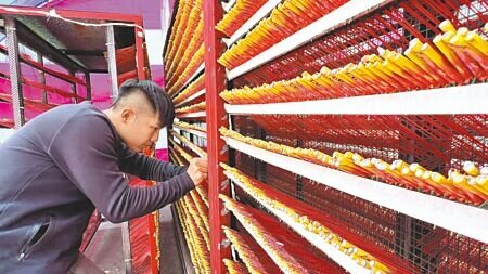 廣福軒負責人張哲嘉為感念關聖帝君神威顯赫,讓親友過去一年平安健康,特別製作超大炮城獻給神明。(張毓翎攝)