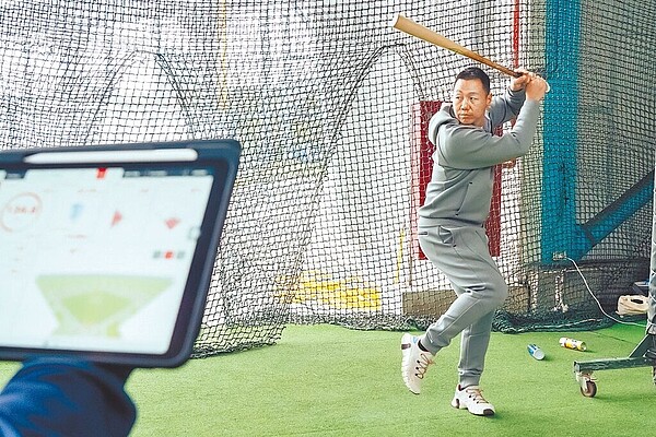 林益全開箱三重棒球場Rapsodo Hitting。(新北市體育處提供/黃敬文新北傳真)