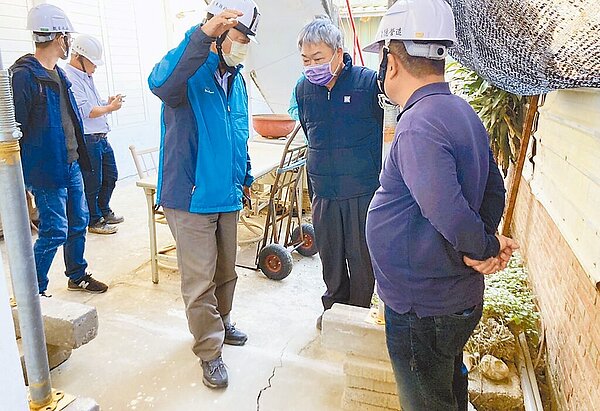 施工中的「海濱好室」社會住宅造成鄰損,台東縣政府建設處人員前往會勘。(台東縣政府提供/莊哲權台東傳真)