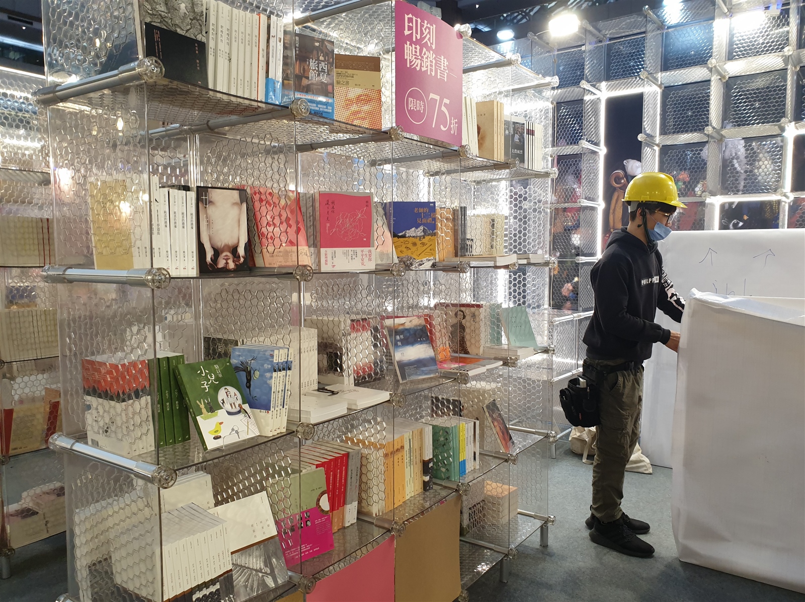 2023台北國際書展中，印刻出版社打造書架的塑膠板和輕鋼架都是租賃而來，展完返還又可重複使用。記者陳宛茜／攝影 