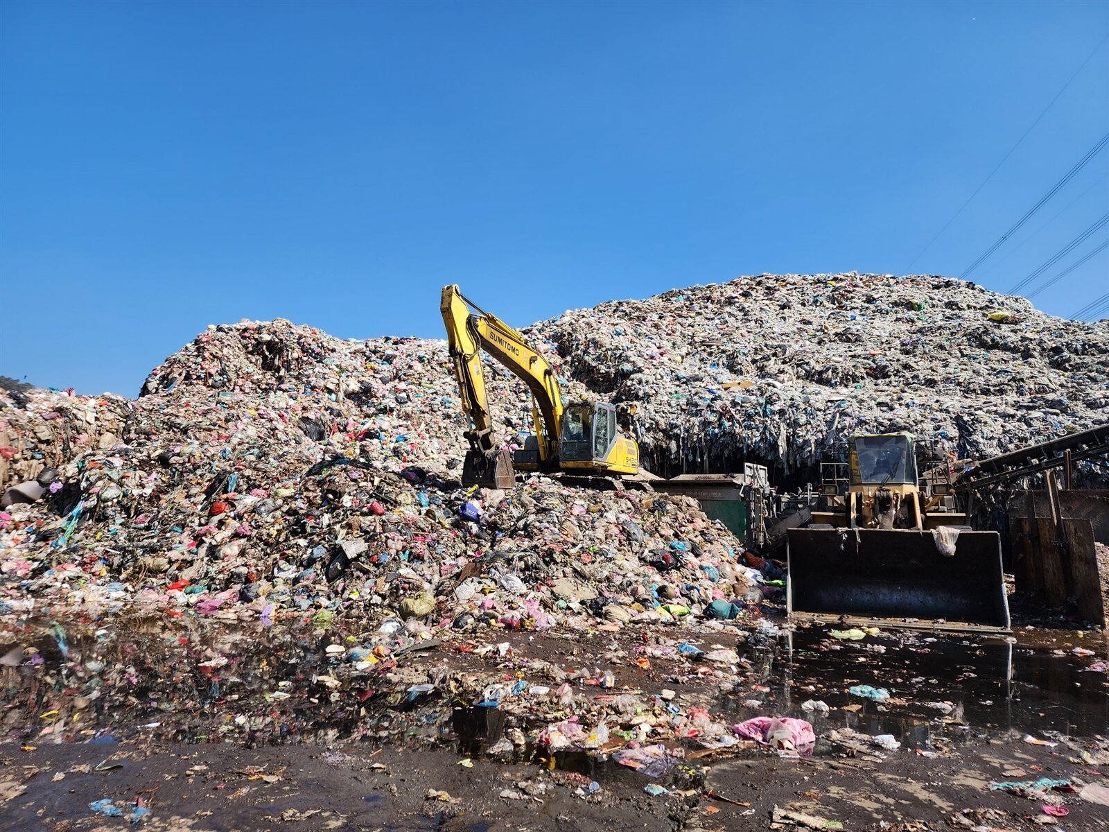 南投縣初估10天假期,垃圾收運總量達5000公噸,但外運焚化爐卡關,垃圾堆置危機加劇。記者賴香珊/攝影