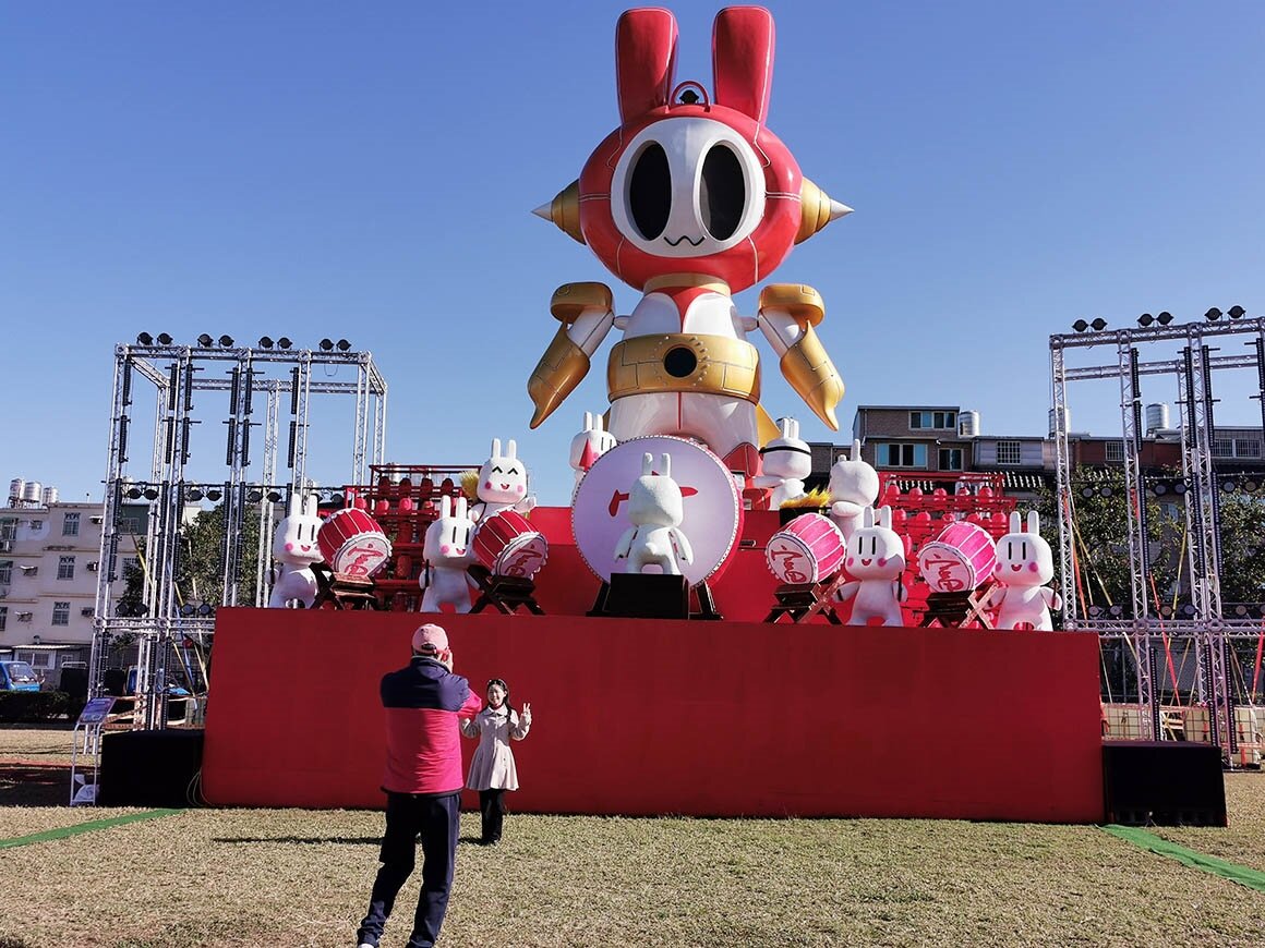 桃園燈會今晚試燈,富兔(FUTU)主燈超過4層樓,號稱全台第一巨型機器「兔」。記者曾增勳/攝影