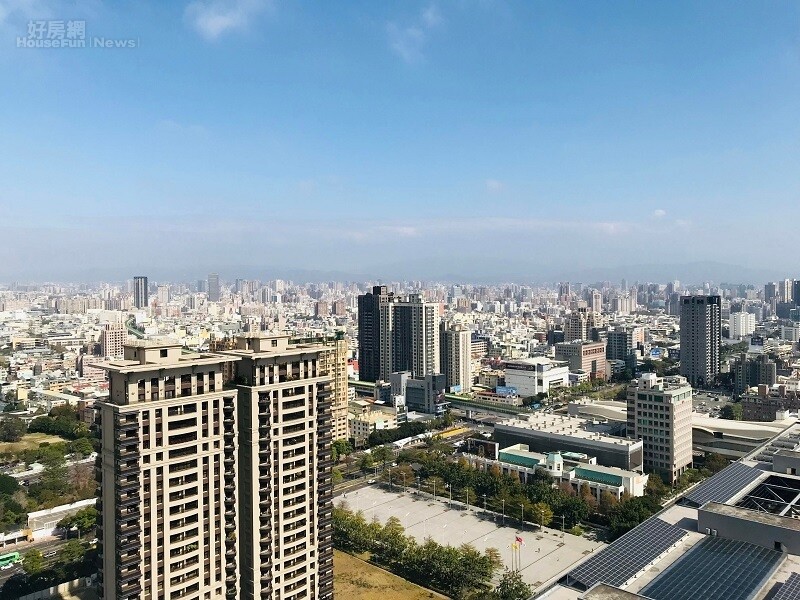 民眾參加同學會團聚，發現有高達8成的人都已經結婚生子還有了套房。圖／好房網News記者黃暐迪攝影