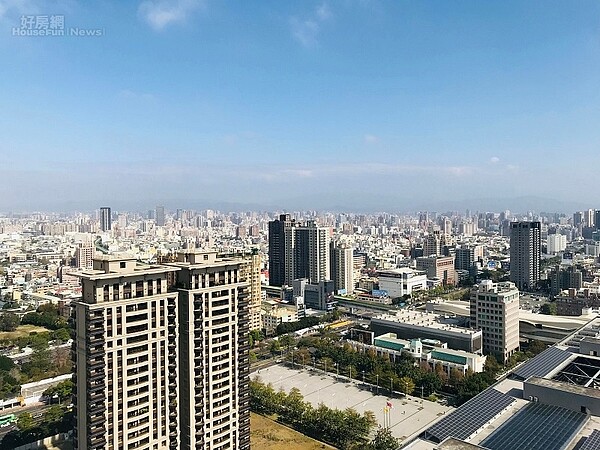 民眾參加同學會團聚，發現有高達8成的人都已經結婚生子還有了套房。圖／好房網News記者黃暐迪攝影