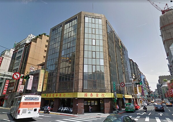 在2012年5月拍攝的Google地圖街景裡,可以看到當時開在菊元百貨舊廈的國泰世華銀行臺北分行。(張哲生提供)