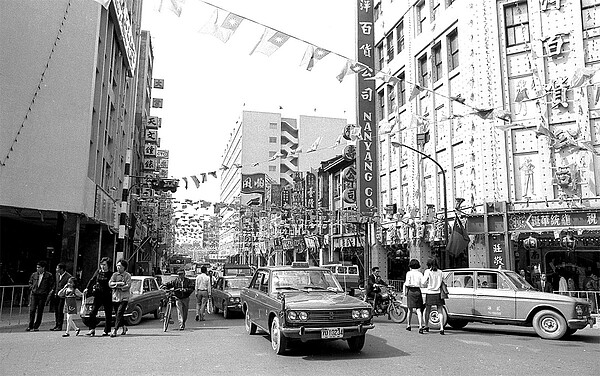1971年10月31日,臺北街頭到處懸掛國旗、設立牌樓,以慶祝蔣中正總統八五華誕,畫面右側是1968年在菊元百貨舊廈開幕的南洋百貨公司。(張哲生提供)