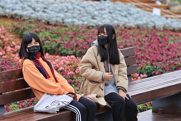 中央氣象局表示,明天天氣型態跟今天相當類似,高雄以北仍會有10度以下低溫發生機率,但明天白天,各地回升到20度以上,日夜溫差超過10度,提醒民眾留意。記者林伯東/攝影