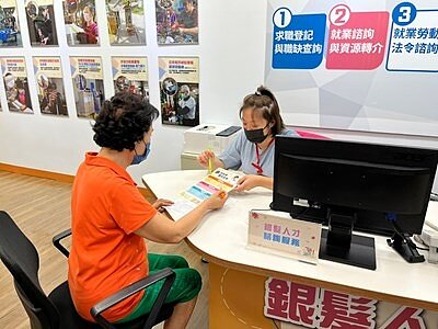 民眾至展示專區就業諮詢。圖/台中市勞工局提供