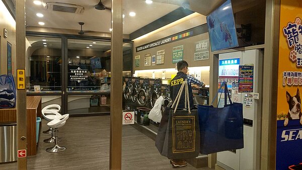 為管制自助洗衣店夜間發出噪音擾寧行為,高雄市公告各類噪音管制區內晚上10時至翌日上午8時,不得使用、操作動力機械從事洗、染之商業行為。圖/高雄市政府提供