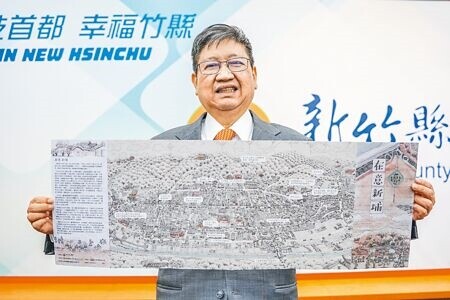 
插畫家以「鳥瞰視角」繪製新埔歷史街巷地圖，新竹縣長楊文科邀遊客來參加天穿日迎花燈活動，就有機會獲得。（羅浚濱攝）
