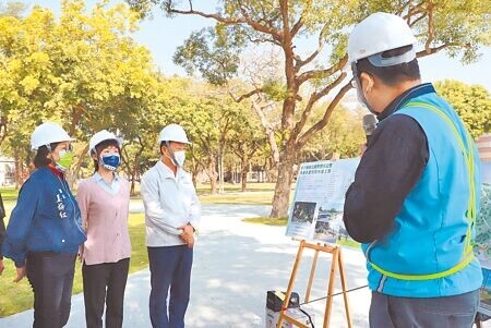 
嘉義縣朴子藝術公園因整體環境及設施老舊，去年4月展開改造工程，昨日嘉義縣長翁章梁（左三）等人到場了解工程進度，期待環境、設施完善後再開放。（呂妍庭攝）
