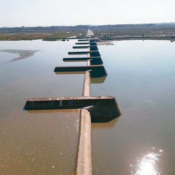 高屏溪川流量比2年前百年大旱的同時期更低,已啟動伏流水等備援水因應,自來水公司呼籲民眾要節約用水。圖/南水局提供