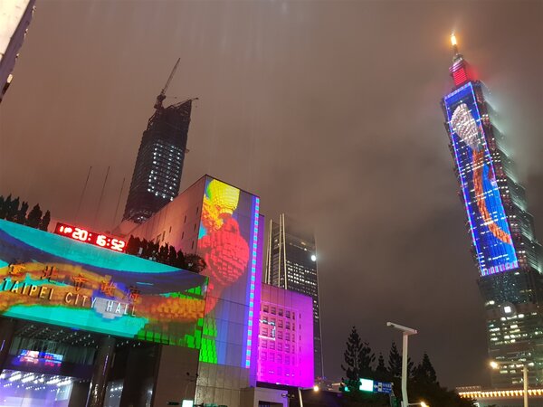 台灣燈會今起試營運4天，台北市政府與台北101首次合作，打造5分鐘的光雕共秀。圖／北市觀傳局提供