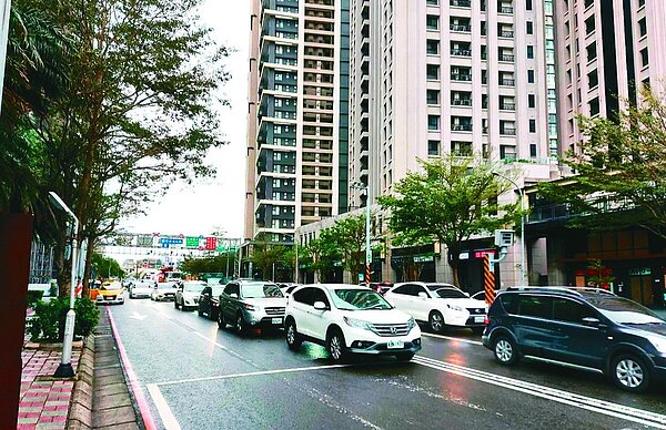 新竹市長高虹安昨宣布3月1日起市府擴大彈性上下班時間，希望適度分流車潮 ，紓解塞車。圖／新竹市府提供