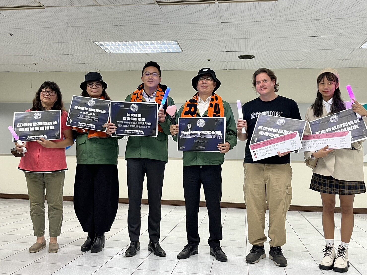 高雄市長陳其邁(右三)在市政會議後偕經發局、文化局和餐飲業者宣布演唱會後的加碼優惠方案。記者林巧璉/攝影