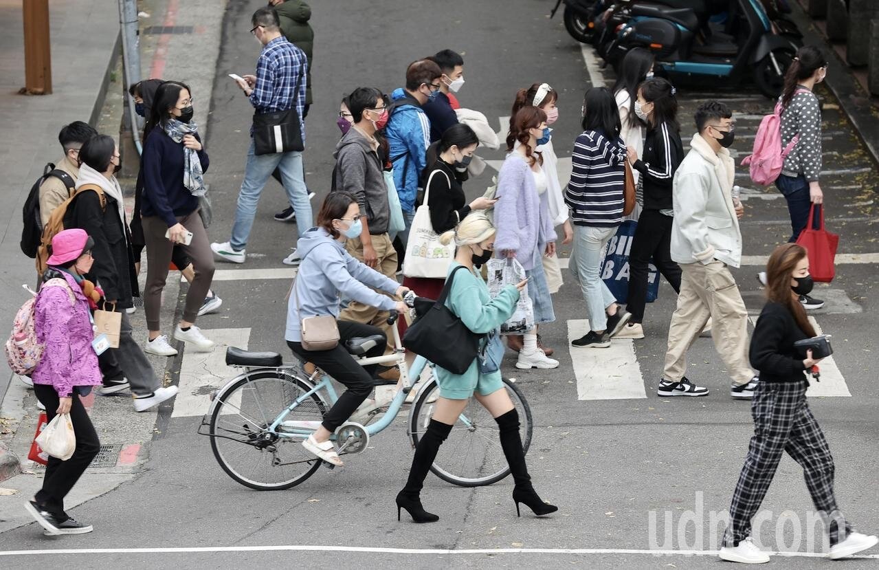 外界關心口罩開放政策何時上路,圖為行人示意圖。記者許正宏/攝影