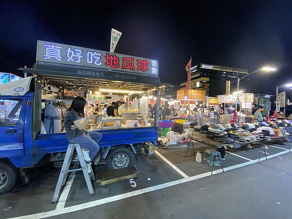 台南市南紡購物中心對面的大旺夜市違法經營，春節期間吸引不少消費者。記者修瑞瑩／攝影