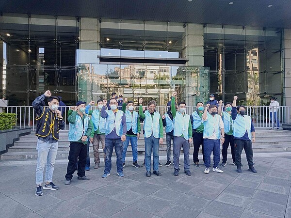 中華快遞工會今下午先到交通部靜坐抗議,隨後又到中華快遞董事會外靜坐等候。圖/中華快遞工會提供