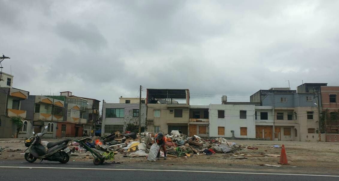 航空城計畫已經進入抽籤選地階段，已經遷出的住戶留下不收廢棄物，資源回收者常來找可變賣物。記者鄭國樑／攝影 