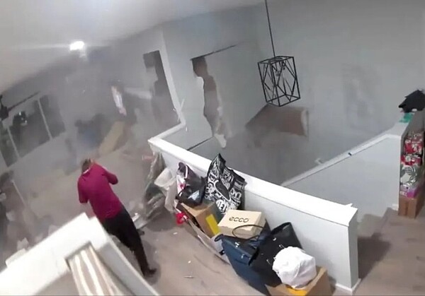 一顆巨石滾進民宅,但女子命大逃過一劫。圖擷自推特