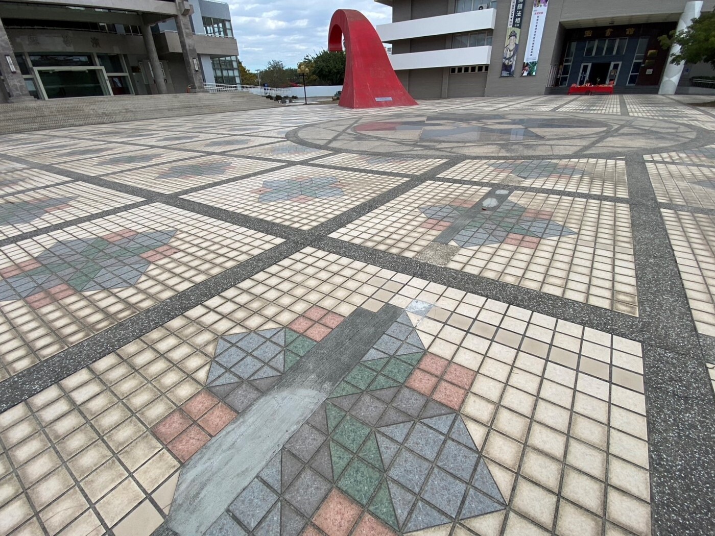 高雄岡山文化中心廣場鋪面逾30年未整修，地板磁磚破敗，補丁顏色不一，有礙觀瞻，更影響戶外文藝表演舉辦。記者陳弘逸／攝影 