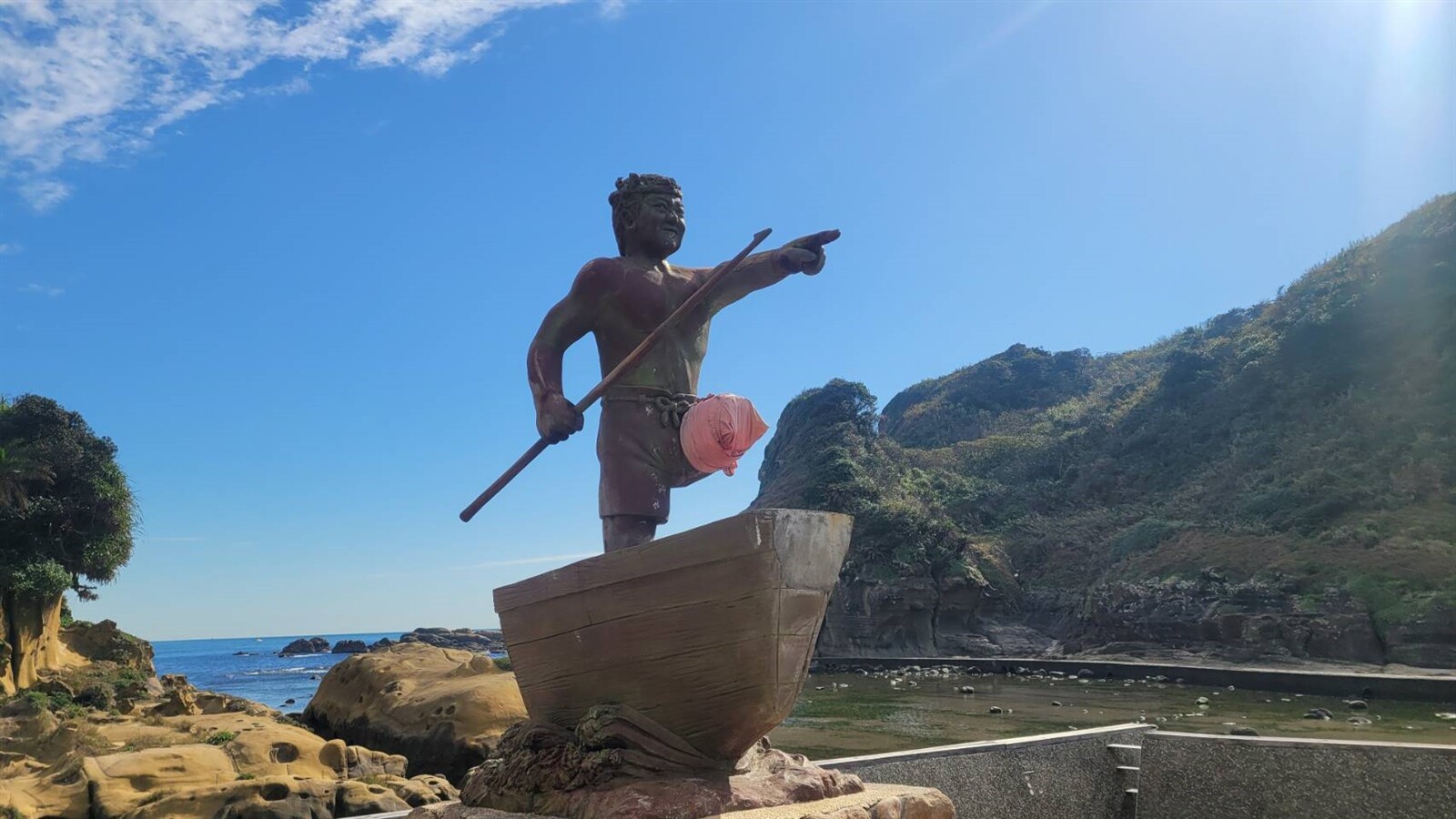 和平島公園「琉球漁民慰靈碑」左腳斷了，「包紮止血」引熱議。記者游明煌／攝影 