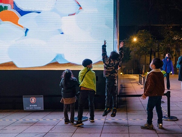 透過體感互動設計,小朋友開心地在「台北兔給樂」的快遞箱中尋寶。圖片提供:Bito