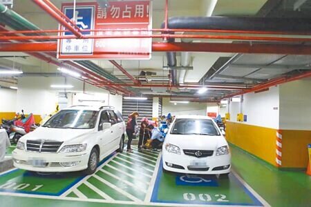 身心障礙者可申請專用停車位識別證明,台北市議員何孟樺接獲民眾陳情,有民眾的未成年子女領有證明,但前往公有停車場停車時屢遭查驗身障者本人是否在車內,造成身障者心理壓力,要求相關局處檢討。(本報資料照片)