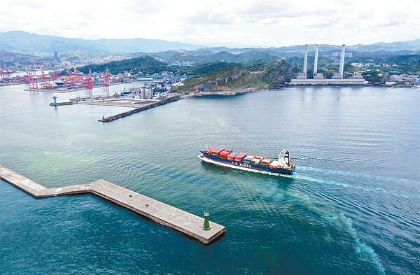 基隆協和電廠擬改建為台灣第四座天然氣接收站,計畫在外木山海岸填海造陸,地方憂心破壞海洋生態,發起基隆護海地方公投連署,內政部以不屬地方自治事項打回票。圖為協和電廠與基隆港。記者黃義書/攝影