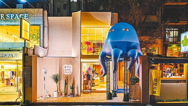 台灣燈會1日起試營運，台北市政府在東區規畫藝術入店裝置，吸引許多人拍照、打卡。（台北市觀傳局提供／張芷瑜台北傳真）