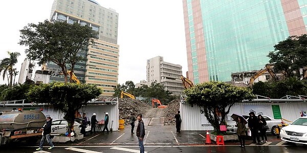 位於監察院對面，忠孝東西路交叉口的台北市議會舊址，確定由土銀出面籌組聯貸案，總聯貸金額為76.725億元。圖／中時報系資料照片