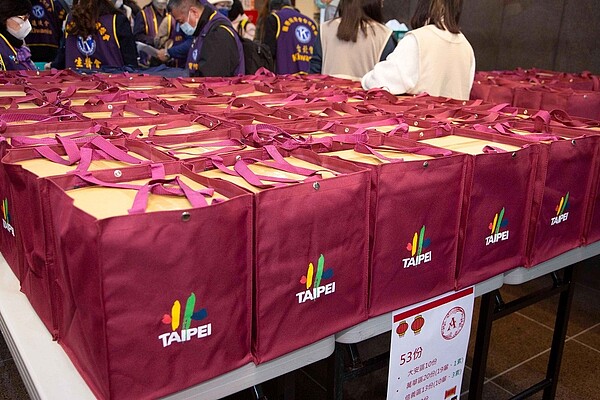 臺北市政府社會局為了讓弱勢家庭過好年,募集2000份年節佳餚贈送給弱勢家庭。圖/永慶房產集團提供