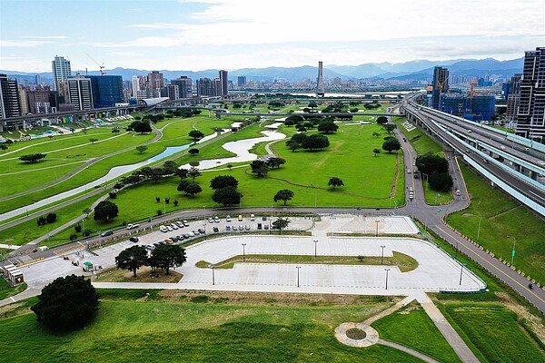 新北高灘地河濱公園建設，提供民眾停車及休憩空間。圖／新北水利局提供