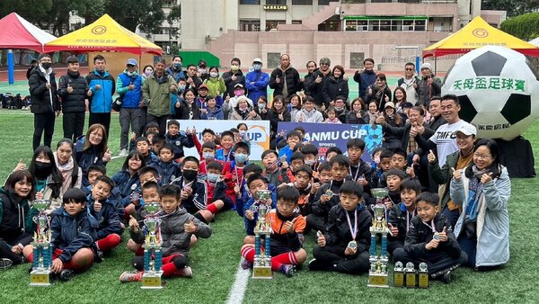 永慶房屋已連續7屆贊助天母盃足球邀請賽，以行動支持基層運動。圖／永慶房產集團提供