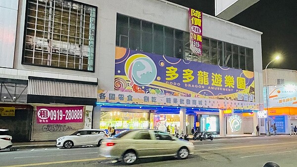 Sway分享過年期間造訪逢甲夜市，看到滿街幾乎都是夾娃娃機店，大嘆是「逢甲末路」。圖／摘自Sway臉書粉絲專頁